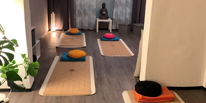 Yogakurs - vorhandenes Yogazubehör: Stühle - Ostbayern - Yoga und Atem