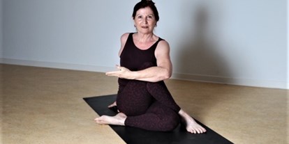 Yogakurs - vorhandenes Yogazubehör: Stühle - Hessen - Jutta Gründler
Yoga | Ayuryveda | Prävention  -  YuttaYoga Anusara Elements Yoga, Pränatal Yoga
