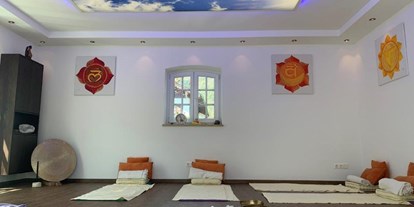 Yogakurs - spezielle Yogaangebote: Yogatherapie - Tennengau - Yogaraum mit beleuchteter Decke - Yogaschule & Energiezentrum Mathilde Voglreiter
