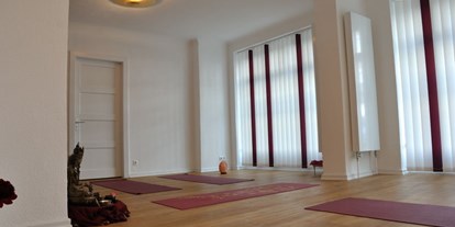 Yogakurs - vorhandenes Yogazubehör: Decken - Schenefeld (Kreis Pinneberg) - Das Yoga Studio im Lattenkamp 13 - Yoga Heilpraxis