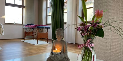 Yogakurs - vorhandenes Yogazubehör: Sitz- / Meditationskissen - Manching - Ayurvedische Abhyanga Massagen - YOGA freiraum