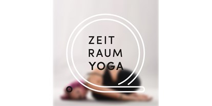 Yogakurs - Online-Yogakurse - Baden-Württemberg - Hatha Yoga ist der perfekte Einstieg in die Yoga-Welt und wird von Anfängern*Innen und Fortgeschrittenen auf jedem Level und in jedem Alter geübt. Hier hast du Zeit und Raum bei dir anzukommen. Der Abschluss dieser Stunde findet in harmonisierenden Yin- Positionen statt. - Hatha Yoga