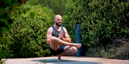 Yogakurs - Kurssprache: Deutsch - Borchen - Yogalehrer Marlon Jonat in der Zehenspitzenstellung - Marlon Jonat | Athletic Yoga in Salzkotten