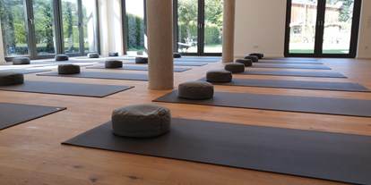 Yogakurs - Kurssprache: Deutsch - Teutoburger Wald - Der moderne Yoga Kursraum in Salzkotten - Marlon Jonat | Athletic Yoga in Salzkotten