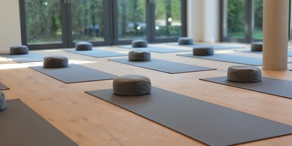 Yogakurs - vorhandenes Yogazubehör: Meditationshocker - Salzkotten - Marlon Jonat | Athletic Yoga in Salzkotten