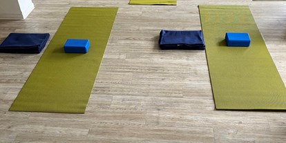 Yogakurs - vorhandenes Yogazubehör: Stühle - Berlin-Stadt Köpenick - Yoga mit Bruni