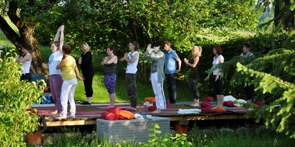 Yogakurs - Ausstattung: Yogabücher - Allgäu / Bayerisch Schwaben - Yoga im Garten mit Shankari - Yoga Vidya Oberreute