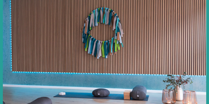 Yogakurs - vorhandenes Yogazubehör: Yogagurte - Hamburg-Stadt Wandsbek - Der moderne Raum bietet Platz für max. 15 Personen und ist vollständig für Yoga und bei Bedarf Pilates ausgestattet.
 - BEACTIVE STUDIO
