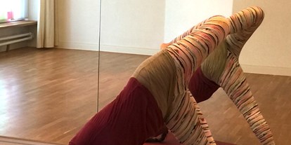 Yogakurs - vorhandenes Yogazubehör: Stühle - Bremen-Stadt Findorff - Hatha-Vinyasa-Yoga und Yin-Yoga