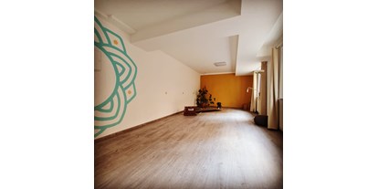 Yogakurs - Ambiente: Modern - Ottobrunn - Der Yogaraum bei uns bietet Platz für elf TeilnehmerInnen und ist schön hell.  - Yoga Basic, Yoga für Alle, Rückenyoga