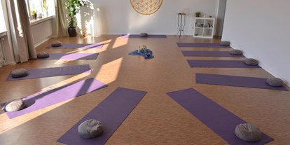 Yogakurs - Ausstattung: Umkleide - Schweinfurt - Kundalini Yoga für Anfänger und Fortgeschrittene, Yogareisen, Workshops & Ausbildungen