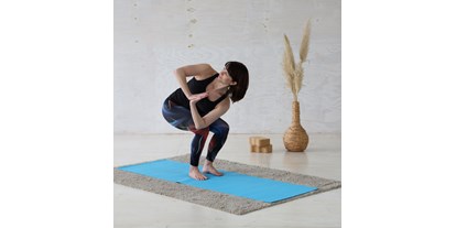 Yogakurs - vorhandenes Yogazubehör: Yogagurte - Chemnitz - Yoga-Stuhl mit Twist - Yoga bei HANSinForm - Nadine Hans