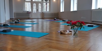 Yogakurs - Zertifizierung: 200 UE Yoga Alliance (AYA)  - Sachsen - Das Rittergut hat seinen eigenen Charme, der während der Yogapraxis noch mehr wirkt. - Yoga Zauber Leipzig