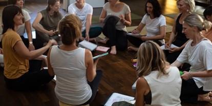Yogakurs - vorhandenes Yogazubehör: Stühle - Bayern - Yogaschule Straubing