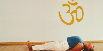 Yogakurs - vorhandenes Yogazubehör: Sitz- / Meditationskissen - Tribuswinkel - Devananda Yogaschule - österreichische Schule für klassischen Yoga