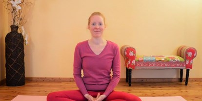 Yogakurs - geeignet für: Erwachsene - Clara Satya im Meditationssitz - Workshop Yoga und Meditation - Ausgleich für Körper, Geist und Seele - Workshop "Yoga und Meditation - Ausgleich und Erholung für Körper, Geist und Seele"