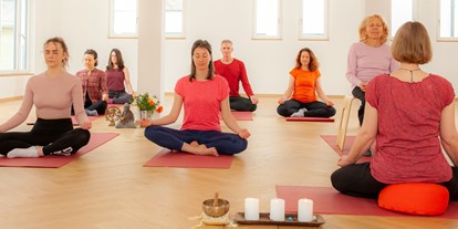 Yogakurs - vorhandenes Yogazubehör: Stühle - Asperg - Yogakurs "Hatha Yoga mit Tiefenentspannung"