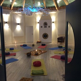 Yoga: Yoga Raum im Runden Haus 
Hathayoga - Nidra - Acroyoga - Kidsyoga - LEBENsKraft-Freude