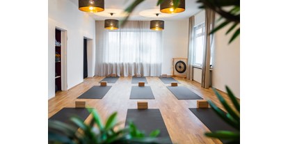 Yogakurs - Art der Yogakurse: Probestunde möglich - Dortmund Aplerbeck - Das Yogastudio ist lichtdurchflutet - yona zentrum Yoga und Naturheilkunde
