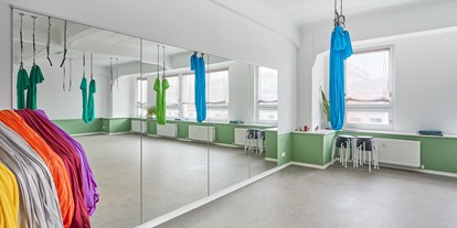 Yogakurs - Ausstattung: WC - Dresden Blasewitz - Unsere Kurse finden in diesem hellen Kursraum statt. - Aerial Yoga mit Eva
