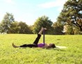 Yoga: Bein mit Gürtel dehnen. Zur Stärkung des unteren Rückens und der Flexibilität der Knie. - TriYoga Flows , YinYoga , Gongbad 