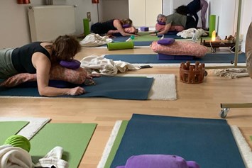 Yoga: Yin Yoga . ein sicherer Raum, in dem Menschen sich mit ihrem Körper und Geist verbinden können - Raum für TriYoga in Hanau CorinaYoga
