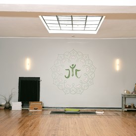 Yoga: JayJay Yogastudio - JayJay Yoga Studio Cafe & Shop
