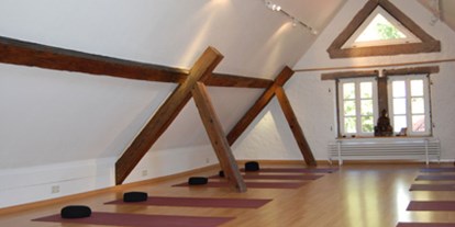Yogakurs - vorhandenes Yogazubehör: Yogagurte - Schwarzwald - Yoga Viveka - Ute & Magnus Selcho