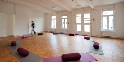 Yogakurs - vorhandenes Yogazubehör: Yogagurte - Hamburg-Stadt Eilbek - Der Seminarraum befindet sich in einem hellen Speicherloft im beliebten Teil von Eimsbüttel mit netten Cafes und Restaurants in unmittelbarer Nähe und guter Erreichbarkeit mit öffentlichen Verkehrsmitteln. - Iyengar Yoga Zentrum Hamburg