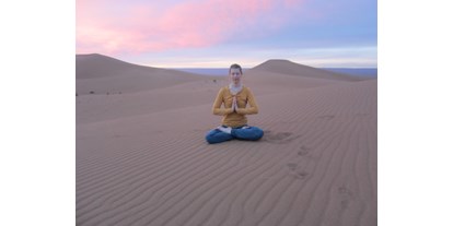 Yogakurs - vorhandenes Yogazubehör: Yogablöcke - Amberg (Amberg) - Yogareisen in die Wüste Marokkos - Janina Gradl
