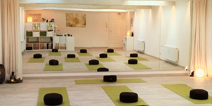 Yogakurs - Yogastil: Anderes - Hamburg-Stadt (Hamburg, Freie und Hansestadt) - Das großzügige und helle Yogaloft macht es durch seine ruhige und angenehme Atmosphäre ganz leicht, vom Alltag und ganz bei sich anzukommen.

Zum vielseitigen Kursangebot gehören Power-Yoga, Hatha-Yoga, Yin-Yoga, Aerial-Yoga (Yoga im Tuch), Yogilates, Yogatherapie sowie Privatstunden und regelmäßige Workshops & Yogatage!
 - Yoga Studio Spirit & Motion