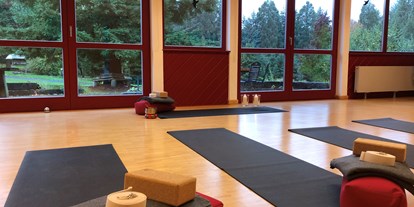 Yogakurs - vorhandenes Yogazubehör: Decken - Wuppertal - Yogaraum  - Zeit für Yoga Cronenberg