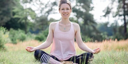 Yogakurs - vorhandenes Yogazubehör: Decken - Krefeld Bockum - Freiberufliche Yogalehrerin Meike Nachtwey - Meike Anne Nachtwey