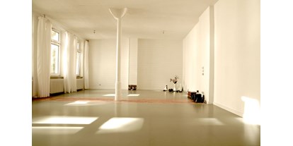Yogakurs - vorhandenes Yogazubehör: Stühle - Berlin-Stadt Bezirk Friedrichshain-Kreuzberg - Saskia Gräfingholt - gräfingholt.bewegt  @KreuzbergYoga