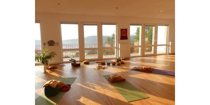 Yogakurs - Yoga Raum mit Blick auf den Pfälzer Wald - YOGA RETREAT * YOGA URLAUB IN DER PFALZ