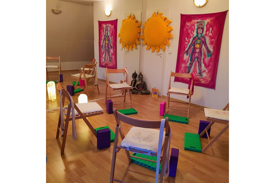 Yogaevent: Yoga auf dem Stuhl - Svastha-Vaya-Yoga(c) - Intuitives Räuchern mit Marion