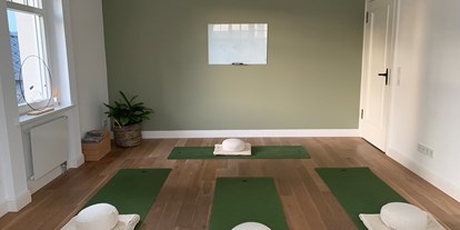 Yogakurs - vorhandenes Yogazubehör: Yogagurte - Sauerland - Yogaraum für max. 6 Teilnehmer. Anke Lindermann
Herz über Kopf. Yoga für deine Balance. - Anke Lindermann