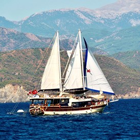 Yogaevent: Eine Gulet in voller Windfahrt - Schiff Yoga Urlaub Türkei 2022