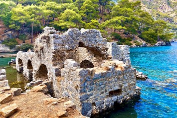 Yogaevent: Alte Badehaus-Ruinen in einer Bucht - Schiff Yoga Urlaub Türkei 2022