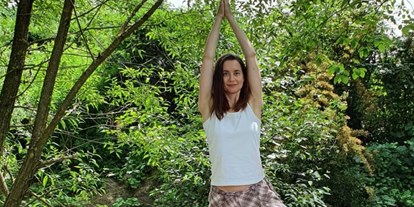 Yogakurs - Yogastil: Hatha Yoga - Ronneburg (Main-Kinzig-Kreis) - Es werden Meditationstechniken, Pranayama-Atemtechniken, sanfte bis kraftvolle Bewegungen / Vinyasa-s, und Körperhaltungen / Asana-s erlernt und verinnerlicht. Lebensenergie wird in die gewünschten Bereiche geführt und vitalisiert somit Körper, Psyche und Geist, wie auch den Stoffwechsel und das Immunsystem. Mit Mantra tönen und wohltuenden Klangbalancen.
Event, 1 x im Monat: Meditation, Mantra Singen und Monochord Balancen
Infos und Anmeldung bei 
Monika Wedel: 
Telefon: 06183-9294734 
E-Mail: wedel.monika@gmx.net
Mehr auf: 
https://yoga-in-erlensee.jimdosite.com - Yoga für -Einsteiger, Geübte, Senioren -Mama mit Kind -Im Sitzen auf dem Stuhl/Rollstuhl -Augenyoga -Meditation-Mantra-Monochordklänge -Kahiryanur Stimmgabelbalancen -Handmudras -Balancetraining 