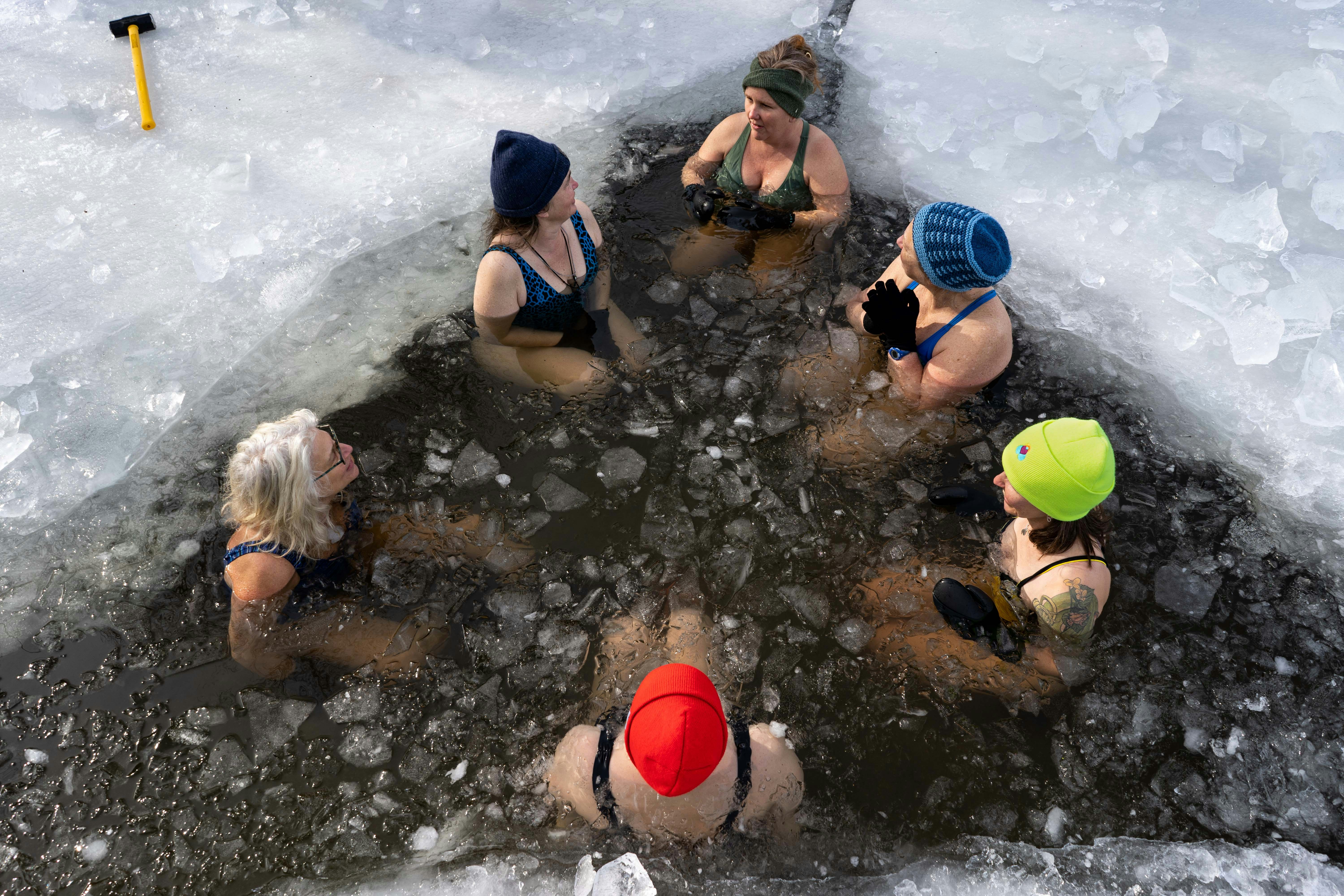 Eisbaden statt leere Neujahrsvorsätze: Mit Mut und Achtsamkeit ins neue Jahr  - FindeDeinYoga.org