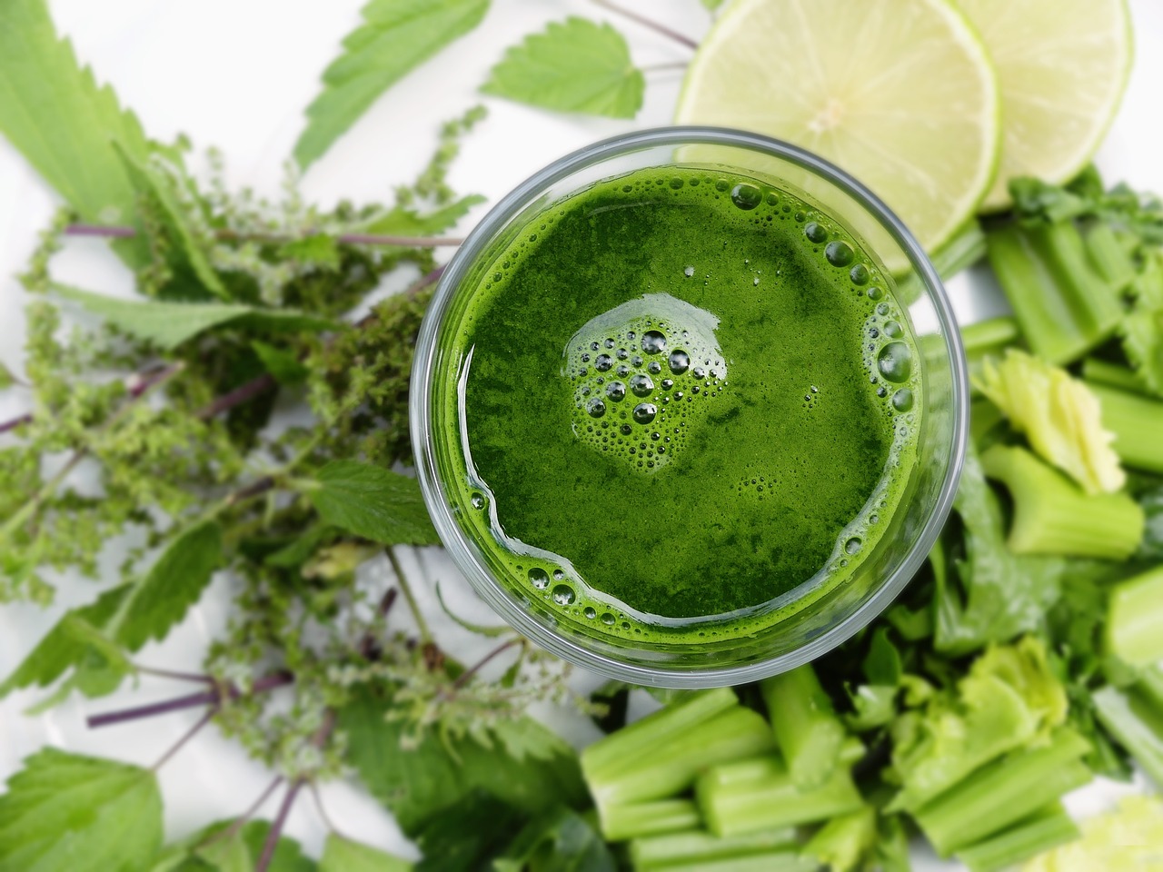 Sommer-Detox mit Yoga und gesunder Ernährung: Erfrische deinen Körper und Geist  - FindeDeinYoga.org