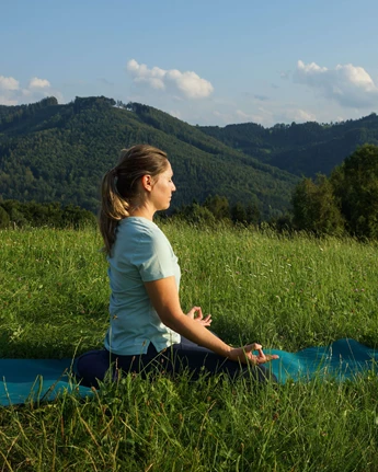 Yoga para promover la flexibilidad y la movilidad.