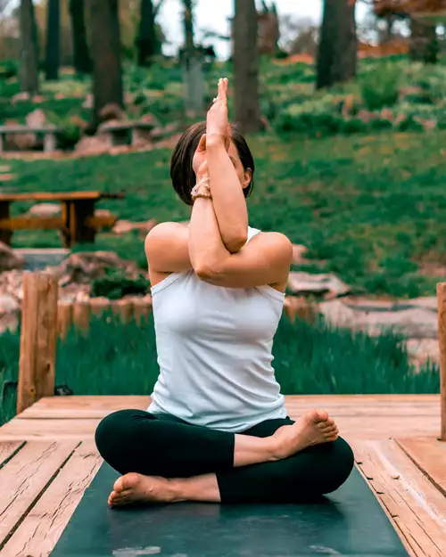 Mujer en el parque haciendo yoga