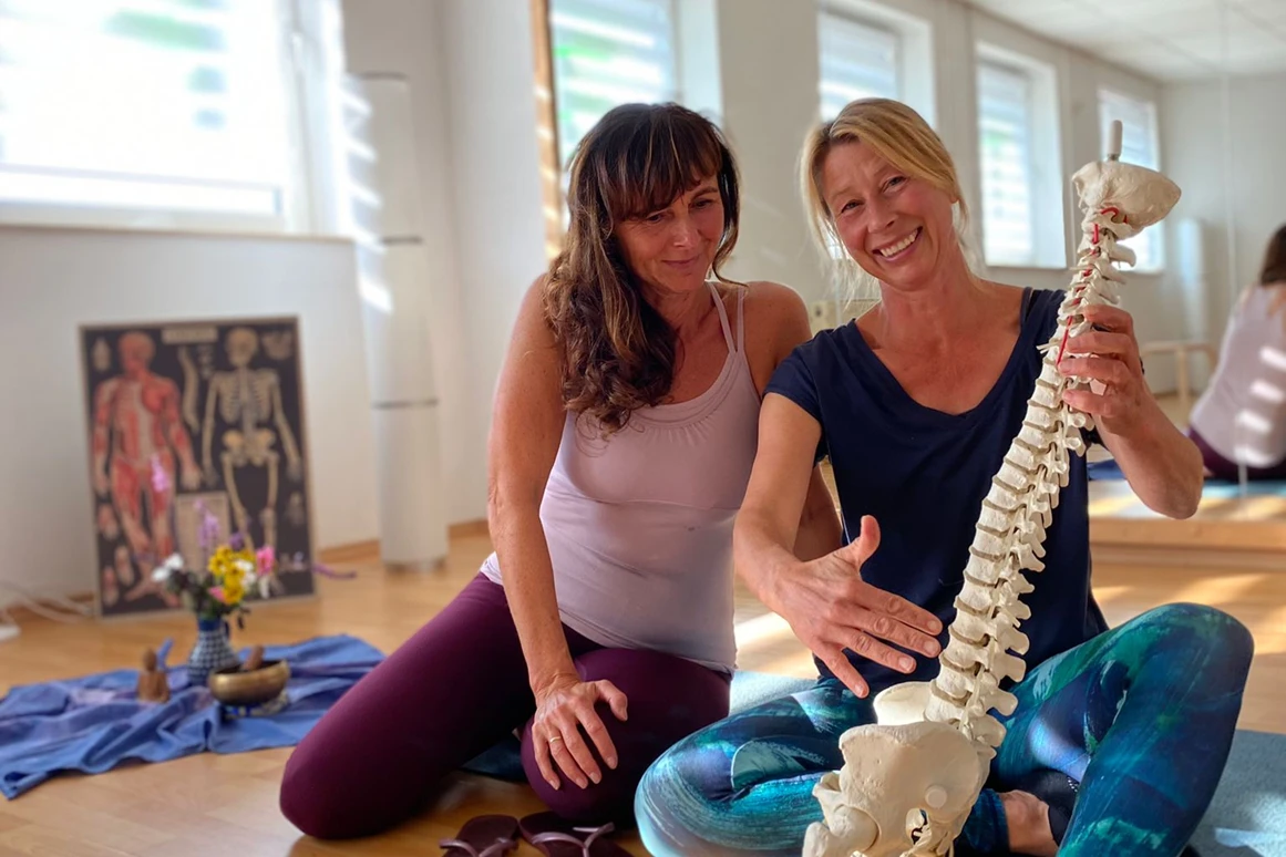 Yoga & Cantienica® with Imke Bona: Why your back still hurts despite yoga – and what can really help - FindeDeinYoga.org