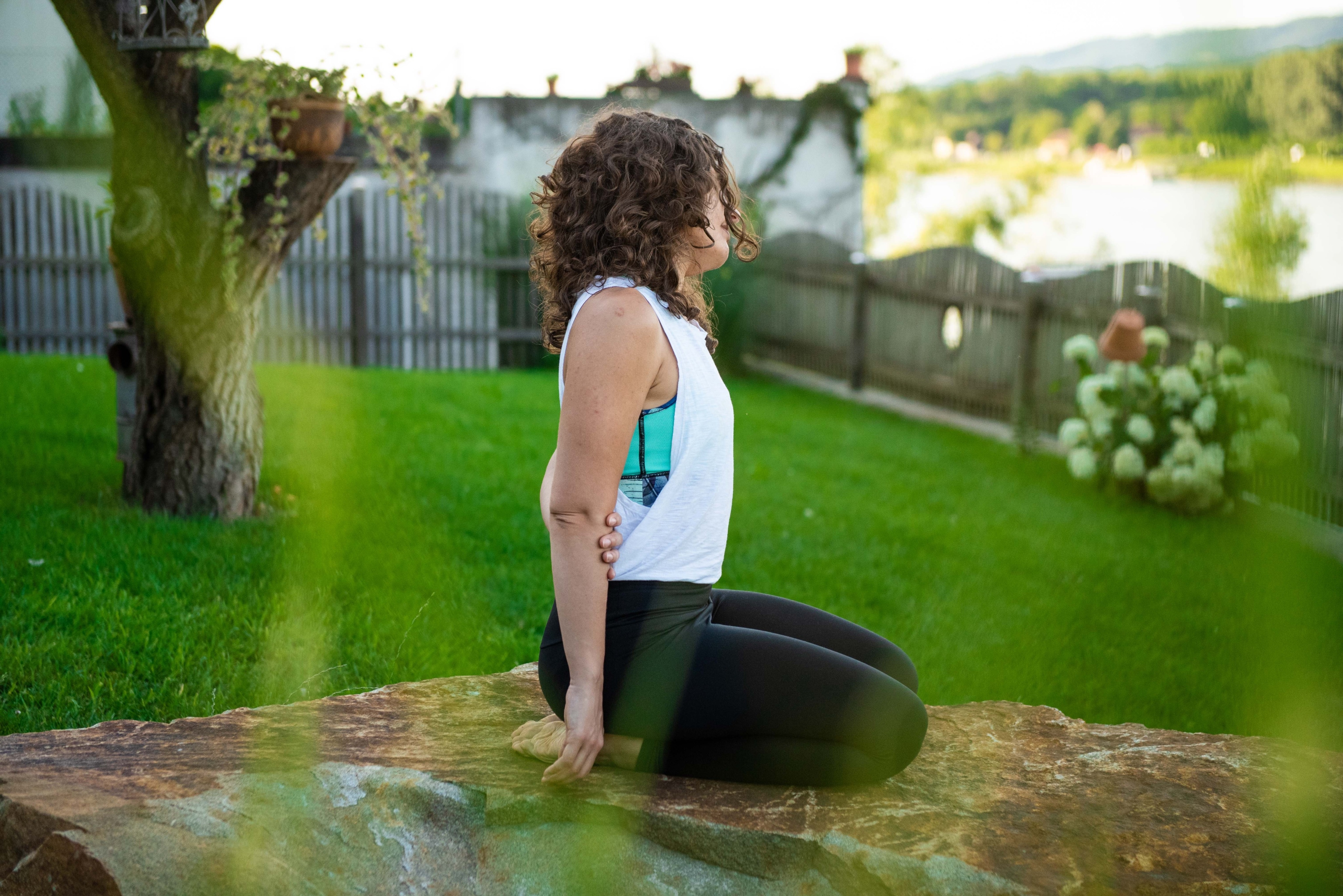 Clase de Yin Yoga: RELÁJATE Y LIBERA LA TENSIÓN - Sarah Fichtinger | Yoga & Meridiane
