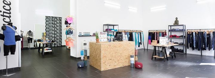 yoga - https://scontent.xx.fbcdn.net/hphotos-xfa1/v/t1.0-9/s720x720/10463048_1203648116327915_2575948263994161978_n.jpg?oh=92f773b5ad6acc3fcaad4ea12b1d526e&oe=57928E28 - Shanti Yoga Store GmbH