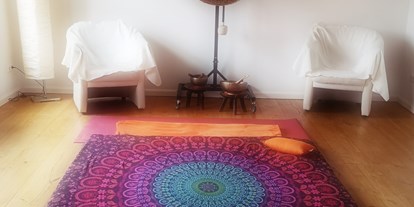 Yogakurs - vorhandenes Yogazubehör: Decken - Massageritual "Liebende Berührung"  - Ananda Yoga Potsdam