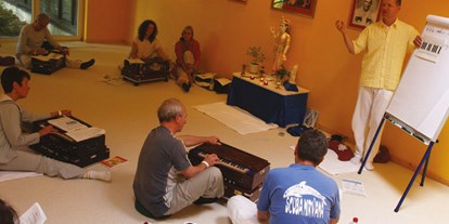Yogakurs - vorhandenes Yogazubehör: Meditationshocker - Teutoburger Wald - Impressionen eines Harmonium-Workshops - Yoga Vidya e.V.