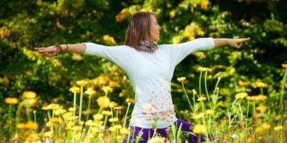 Yogakurs - Kurse für bestimmte Zielgruppen: Kurse nur für Frauen - Horn-Bad Meinberg - Hatha-Yoga im angrenzenden Parkgelände - Yoga Vidya e.V.